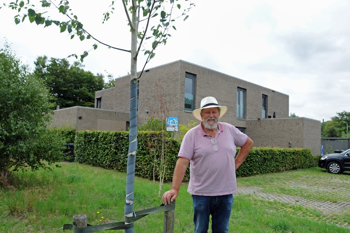 Ger de Ruiter voor zijn huis in Domineesbosje 3 in Burgh-Haamstede.