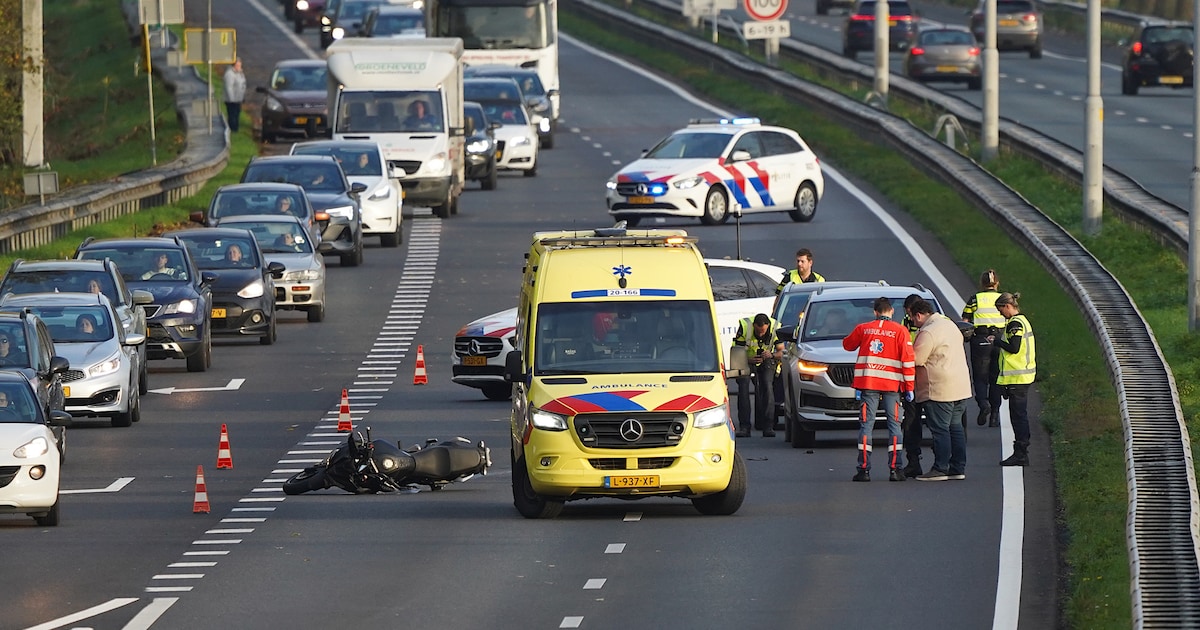 Verkeer via vluchtstrook vanwege ongeval met motorrijder op A27 bij Oosterhout