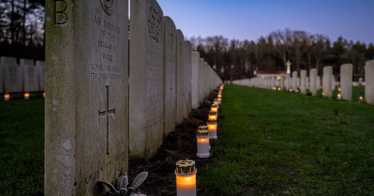 Lichtjes op oorlogsgraven in Bergen op Zoom: ‘Vrijheid kan verdwijnen als we niet waakzaam zijn’