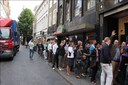 De rij voor de AppleStore in Breda. FOTO Rick Wens.