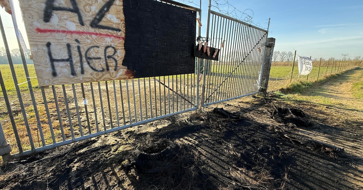 Varkenspoten aan hek waar azc moet komen in Berlicum