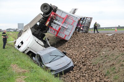 A59 bezaaid met suikerbieten nadat vrachtwagen kantelt bij Fijnaart, vanavond wéér een rijstrook dicht