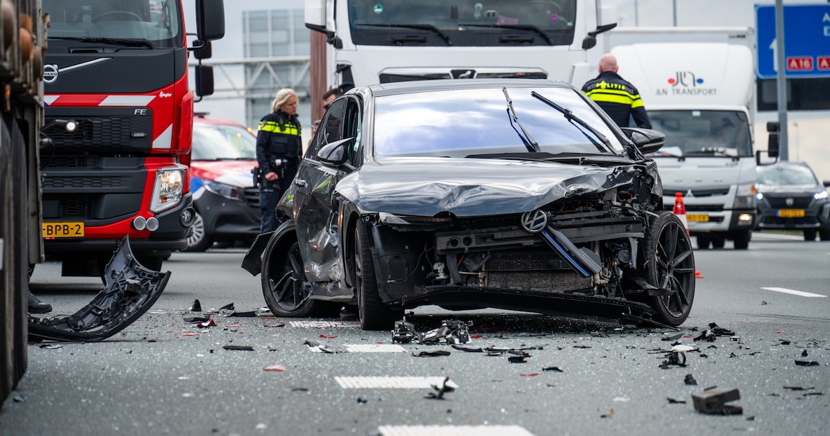 Vrachtwagen en auto’s botsen op A16 bij Prinsenbeek, twee rijstroken dicht
