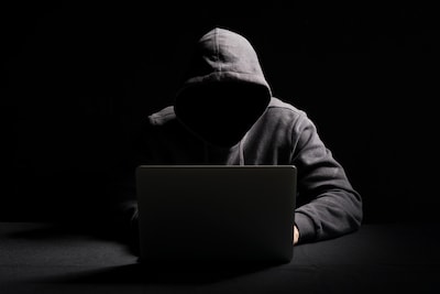 Drie mannen uit Terneuzen en Capelle aan den IJssel opgepakt voor fraude via nepberichten