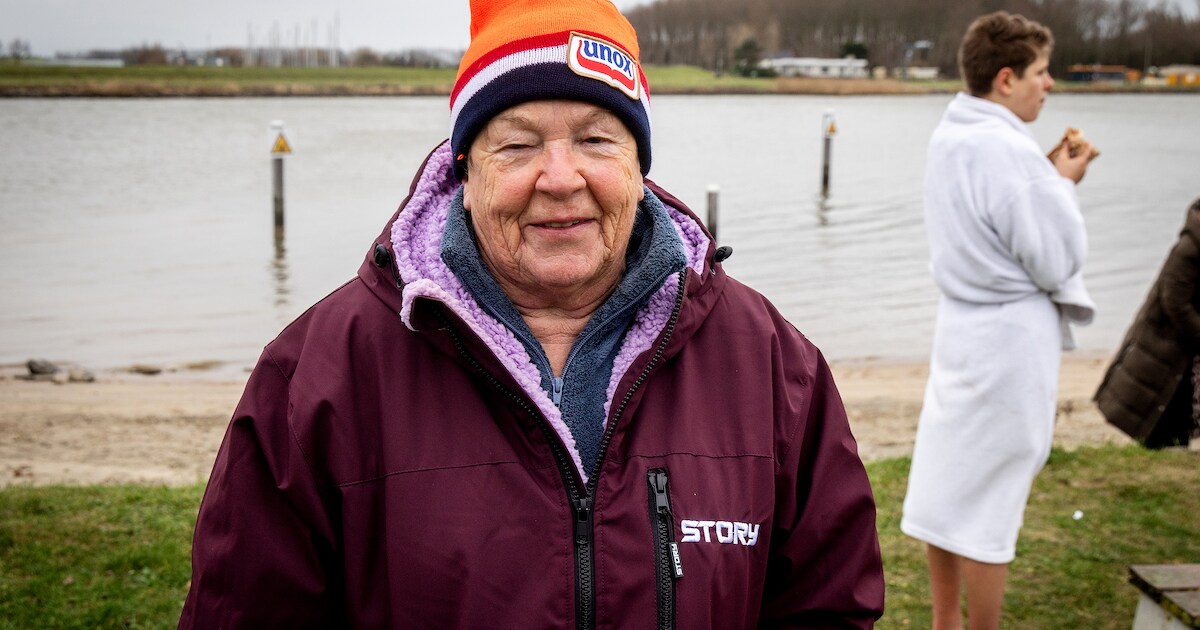 Nieuwjaarsduik trekt tientallen dappere duikers, waaronder 80-jarige Netta