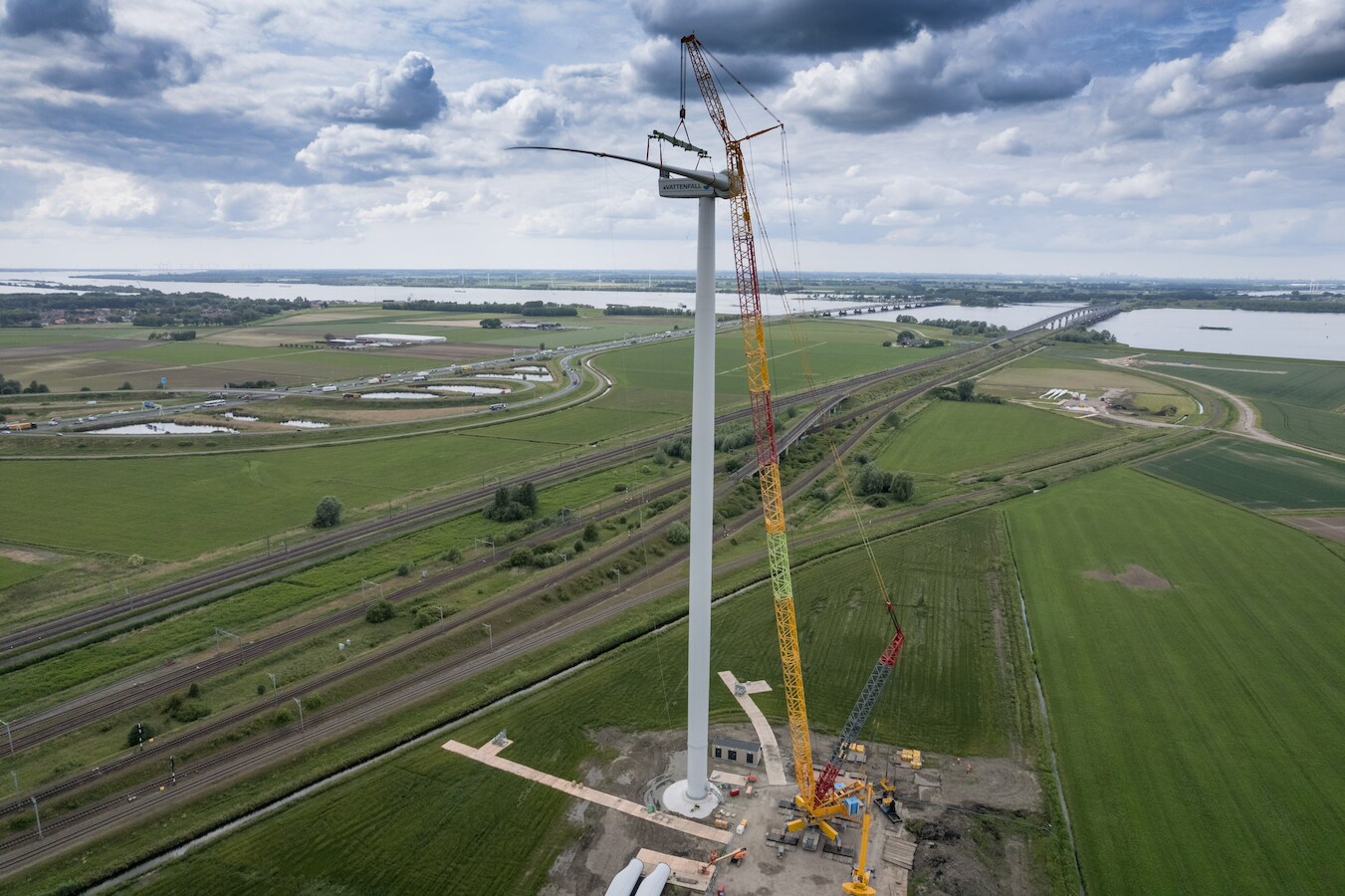 Een van de 210 meter hoge windmolens die langs de A16 worden gebouwd. Deze is bij Zevenbergschen Hoek, waar in mei dit jaar de rotorbladen werden ingehesen.