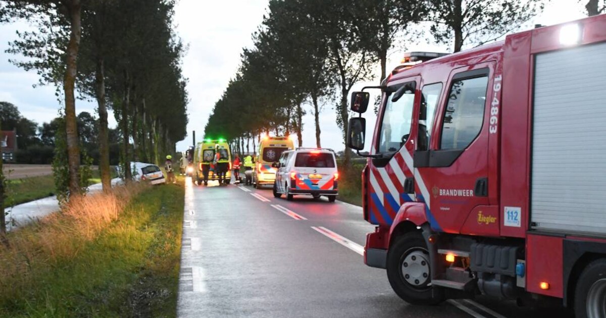 Auto botst tegen boom in Colijnsplaat; bestuurder zwaargewond