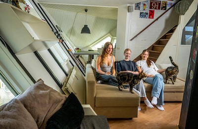 Vriendinnen Biret, Berber en Hannah wonen in een kubuswoning: ‘We zijn eigenlijk een soort gezinnetje’