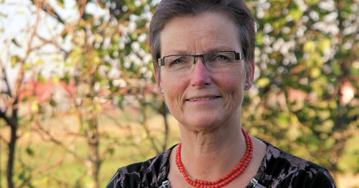 Burgemeester krijgt boek met verhalen en foto's over Stavenisse