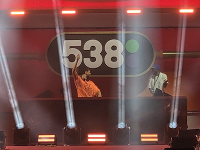 LIVE 538 Koningsdag | Afsluiter Afrojack op het podium, oud-voetbaltrainer Aad de Mos in het publiek