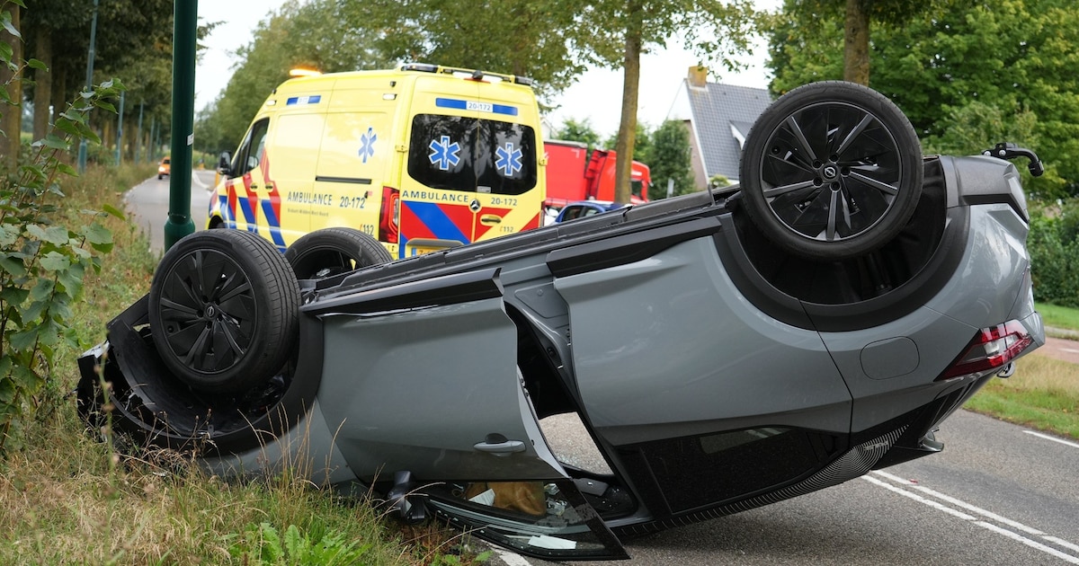 Gloednieuwe auto belandt op de kop na botsing met lantaarnpaal in Dongen