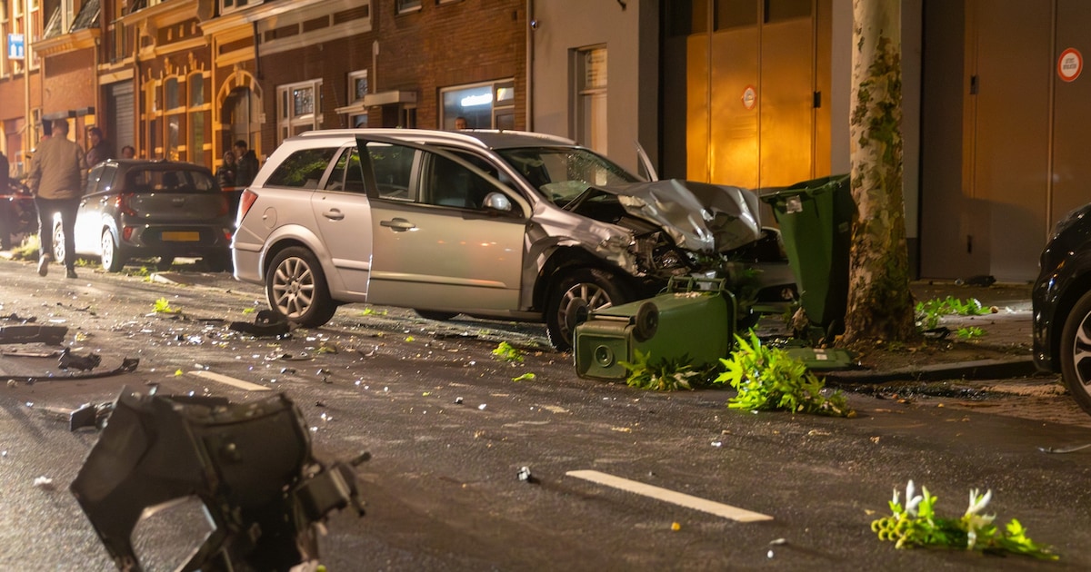 Auto’s botsen allebei tegen boom bij ongeval in Bergen op Zoom, bestuurder naar ziekenhuis