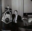 Harry van den Broek met het vaandel in 1967.
