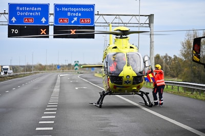 Ernstig ongeluk op A17 bij Moerdijk, traumahelikopter landt op snelweg