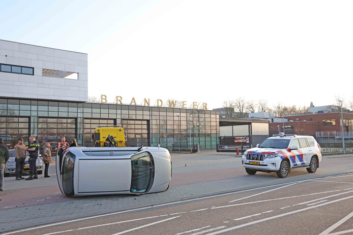 Het ongeluk gebeurde aan de Taxandriaweg ter hoogte van  de brandweerkazerne. Enkele brandweermannen die nog aanwezig waren op hun post konden de bestuurster uit haar auto bevrijden.