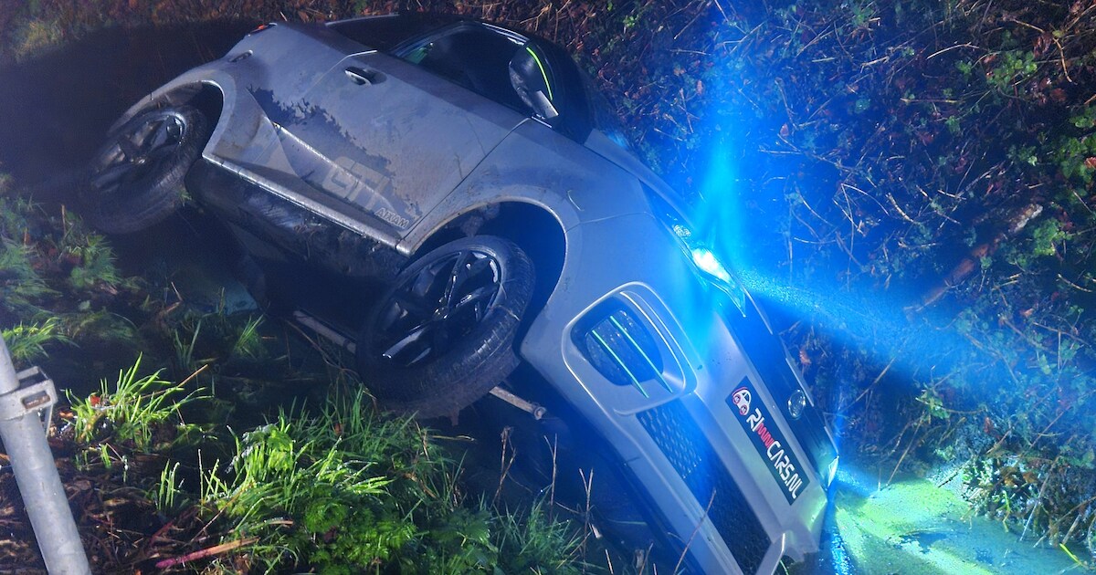 Brommobiel belandt in de sloot in Strijen | Hoeksche Waard