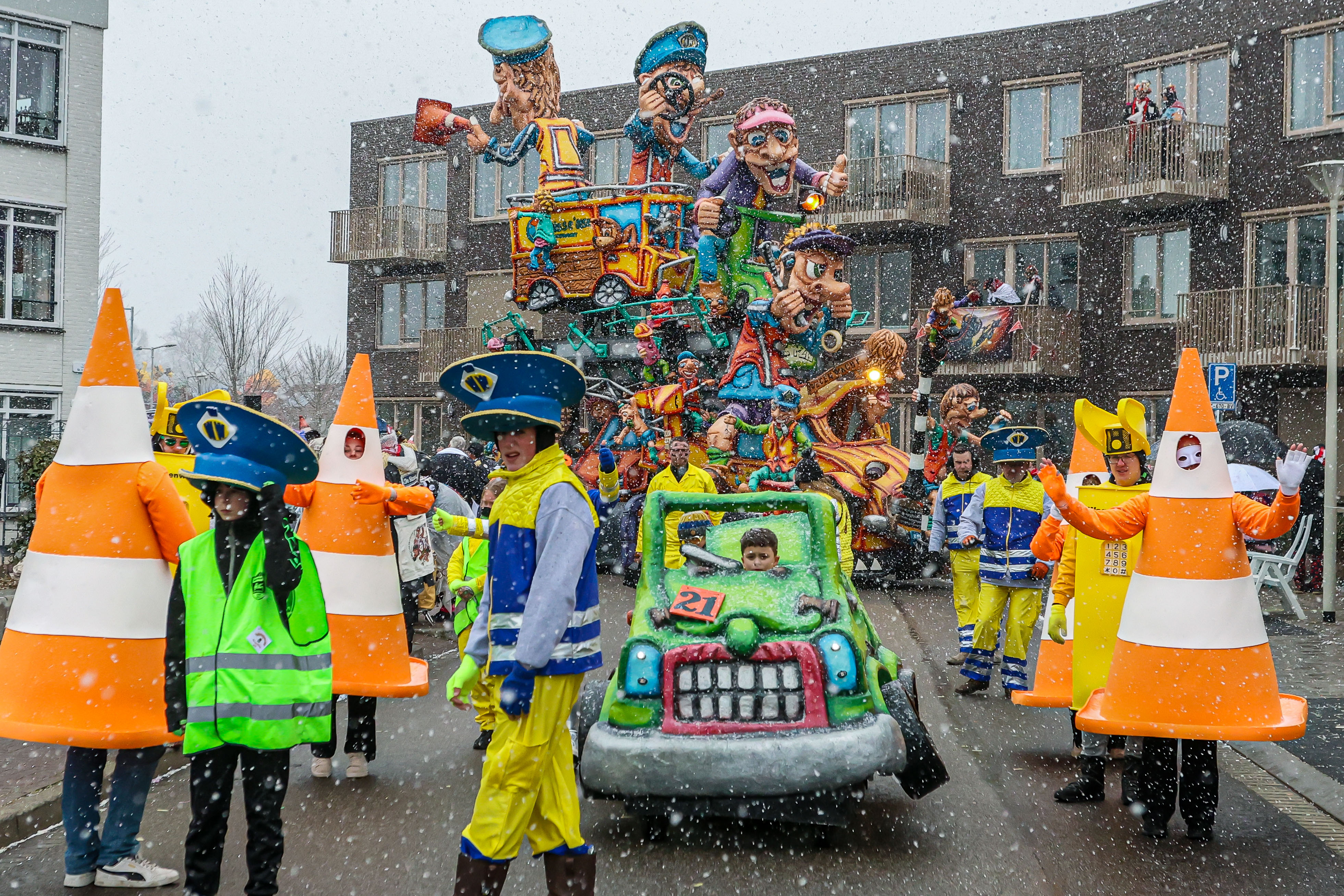 De optocht van Halsteren: schitterende wagens in de sneeuw