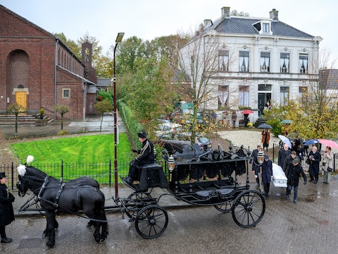 De kist met de overleden sopraan Ellen Deelen uit Fijnaart wordt vanuit d’Engelenburgh naar de koets gedragen die haar naar de Dorpskerk brengt.