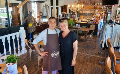 Blend Bloemhof is een koffiebar, kapper en tweedehands kledingwinkel ineen