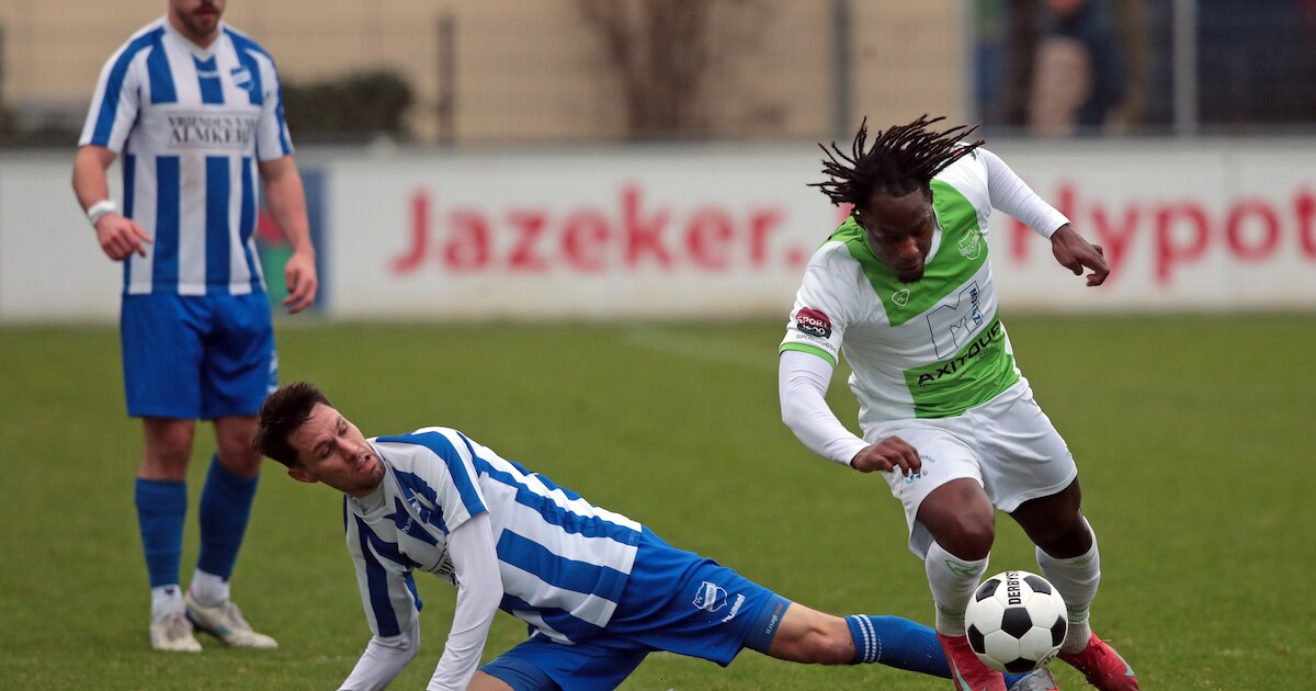 Almkerk buigt laat het hoofd bij koploper Spijkenisse