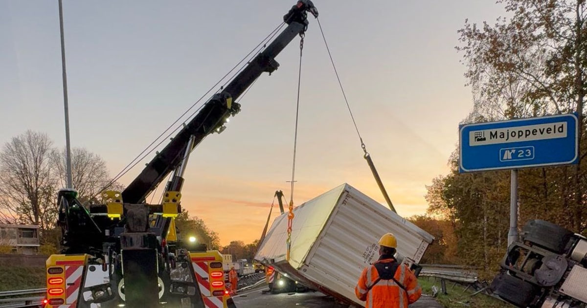 A58 rest van de avond dicht bij Roosendaal voor reparatie, gekantelde vrachtwagen beschadigt vangrai