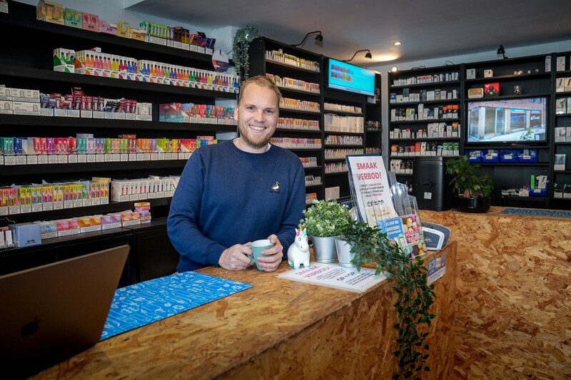 Robin mag zijn e-sigaretten niet meer verkopen bij ons. Daarom begint hij  een zaak net over de grens | Regio | BN DeStem.nl