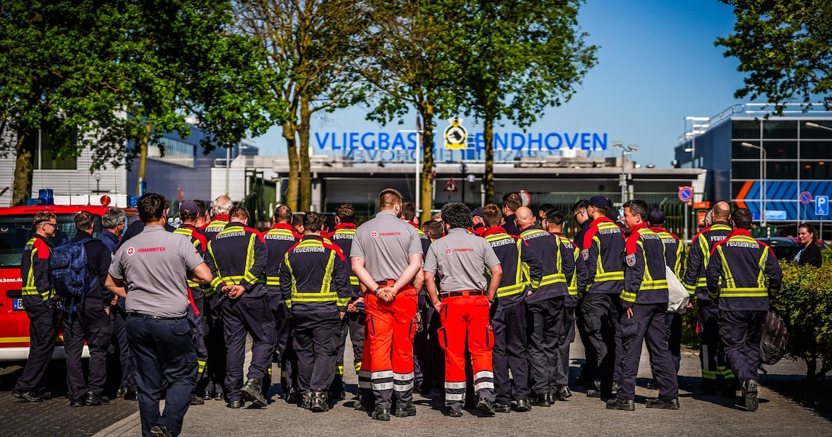 Hulp bij natuurbranden: Duitse en Franse brandweerlieden aangekomen op Eindhoven Airport