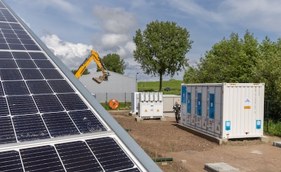 Gaan noodbatterijen op terrein Saica Flex de nieuwbouwhuizen in Etten-Leur aan stroom helpen?