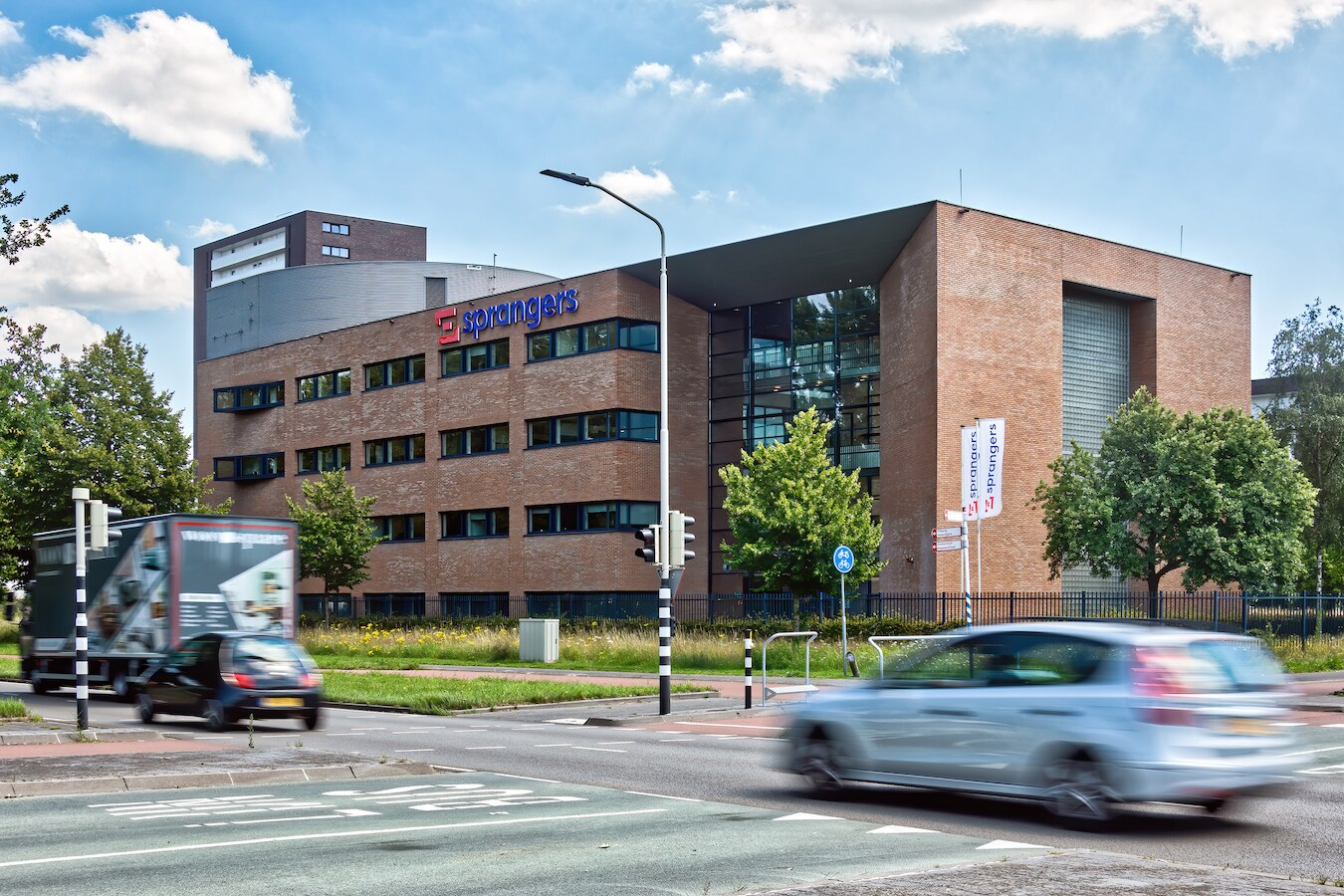 Het hoofdkantoor van bouwbedrijf Sprangers in Breda gezien van de noordelijke rondweg.