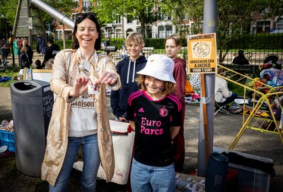 Hit op Rotterdamse Koningsdag: bij Antonie (9) kun je voetbalplaatjes van Ajax verscheuren voor 1 euro