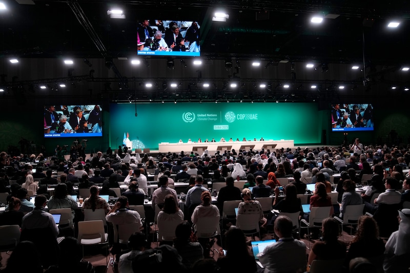 De Amerikaanse klimaatgezant John Kerry tijdens de afsluitende plenaire vergadering van de klimaattop.