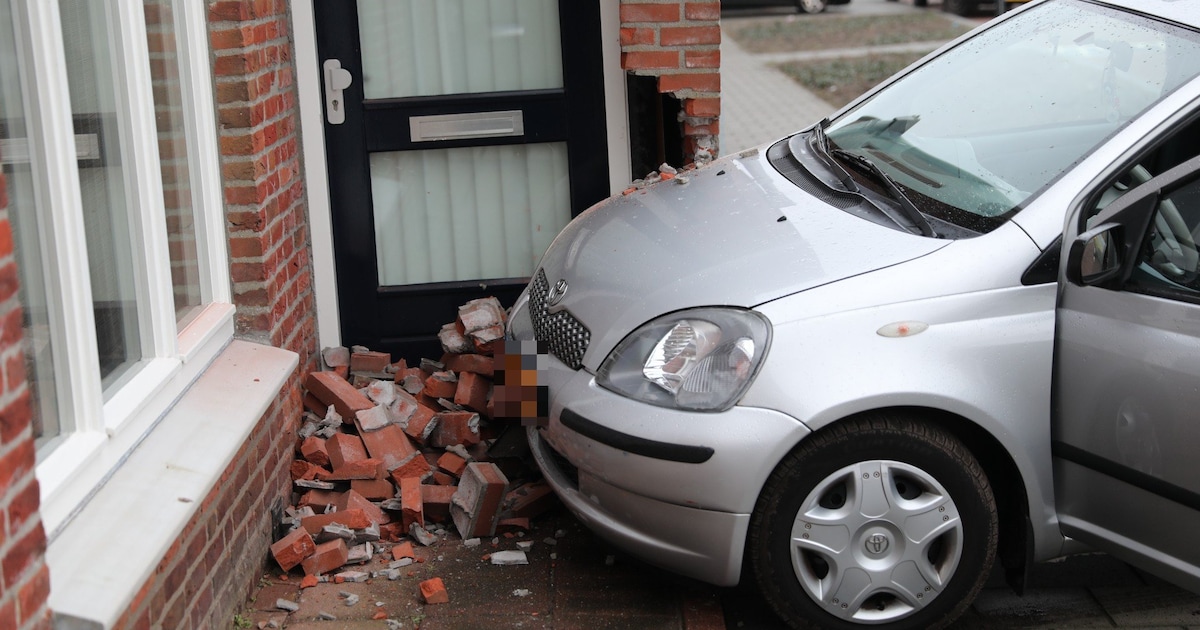 Auto botst op woning in Bergen op Zoom: muur stort deels in, bestuurder naar ziekenhuis