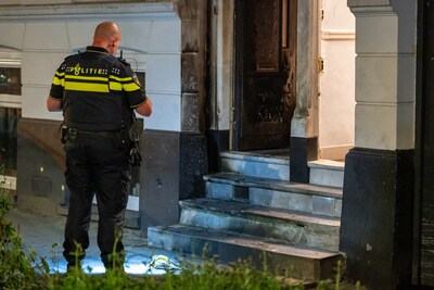 Gevel van woning aan de Saftlevenstraat in Rotterdam zwartgeblakerd door explosie