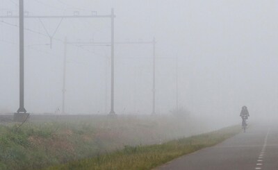 Nevel, grondmist en opklaringen in Moerdijk in de nacht