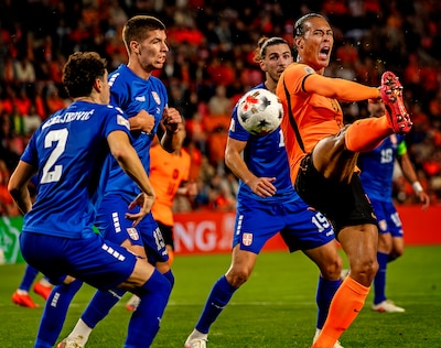 Oranje komt goed weg met vier gemiste kansen van Servië, Xavi grijpt in met drie wissels