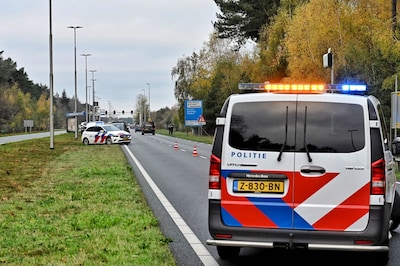 Man springt tijdens achtervolging uit rijdende auto in Tilburg, vraagt daarna scooterrijder om lift