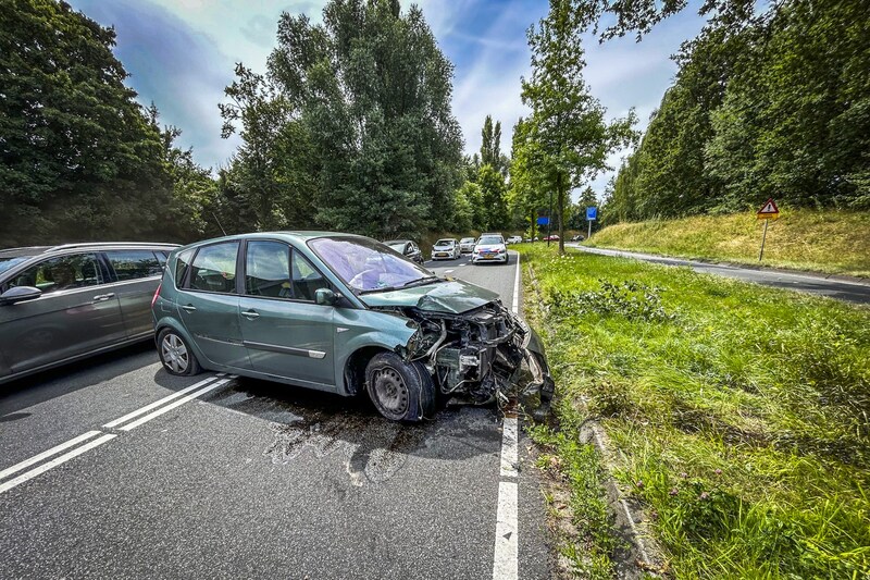 De vrouw kwam tegen een lantaarnpaal tot stilstand.