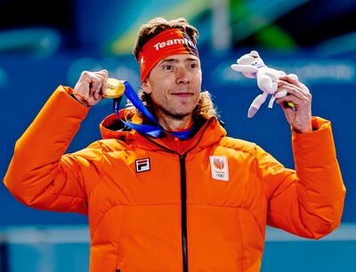 https://images.bndestem.nl/MDM4ZjZmMzA1MDQ3ZjZlZTAyZTQvZGlvLzI3MDI5MjIyMC9maXQtd2lkdGgvNDAw/olympische-winterspelen-2026-milaan-cortina-jorrit-bergsma-wint-goud-op-de-massastart-en-geniet-van-zijn-gouden-medaille-foto-pim-ras