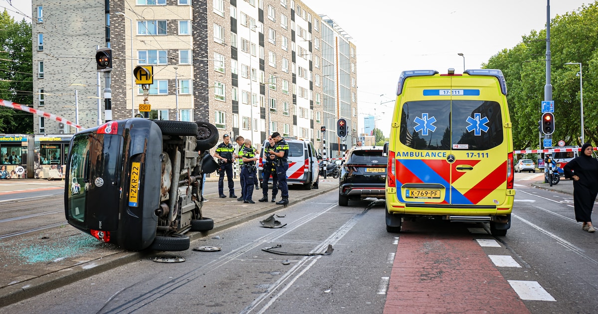 Auto belandt op zijkant na botsing in Rotterdam, één persoon lichtgewond