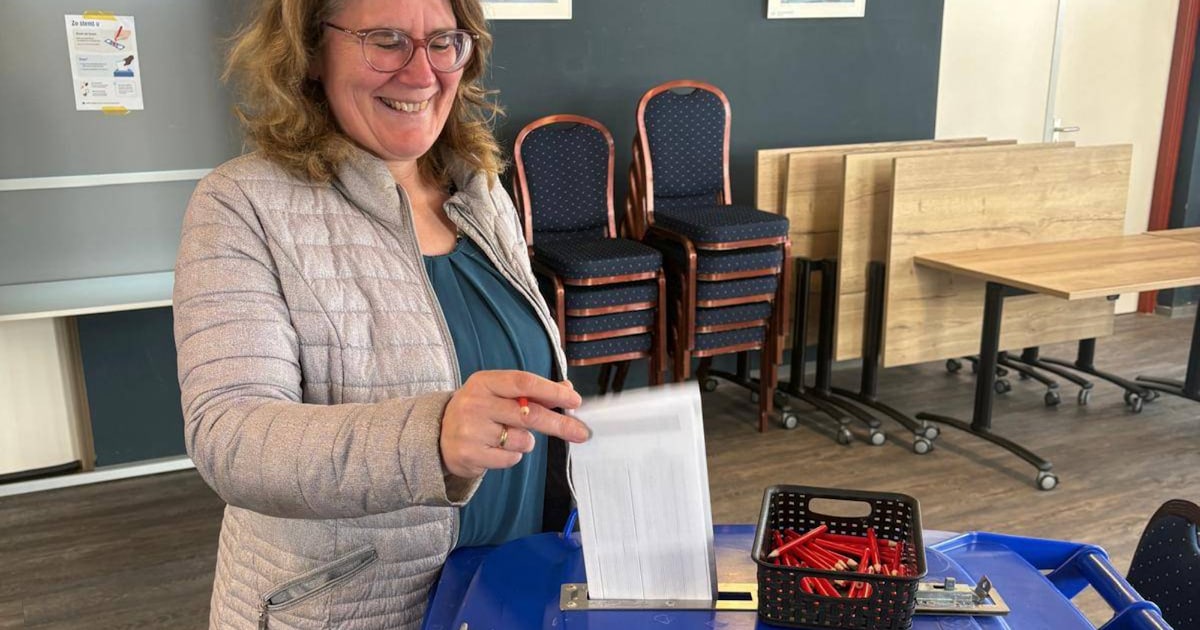 Van appeltaart tot muziek: bij de stemlokalen proberen ze het gemoedelijk te houden