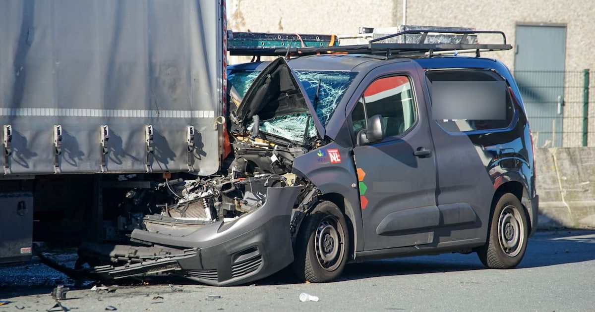 Busje botst achterop vrachtwagen op A15 bij Hardinxveld-Giessendam