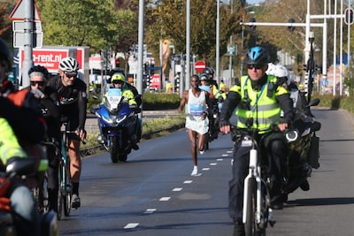LIVE Marathon Eindhoven | Kiplangat loopt solo aan kop, Bredanaar Van de Weerd strijdt om Nederlandse eer