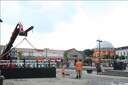 Het megascherm wordt opgebouw op de Markt in Prinsenbeek. FOTO Annemieke van Dongen.