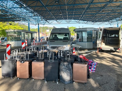 Vrouw keert terug van vakantie met 55 (!) koffers, Zwitserse douane gelooft ogen niet