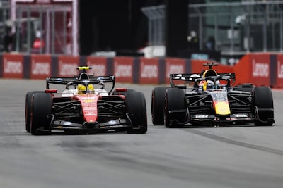Max Verstappen grijpt eerste podium na mooi gevecht met Lewis Hamilton, Kimi Antonelli wint na motorpech bij teamgenoot