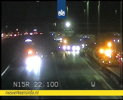 N15 bij Oostvoorne dicht na ongeluk tussen auto en vrachtwagen