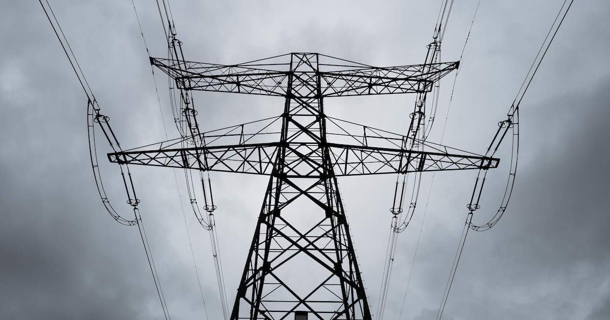 Tennet plaatst zes hoogspanningsmasten in Moerdijk