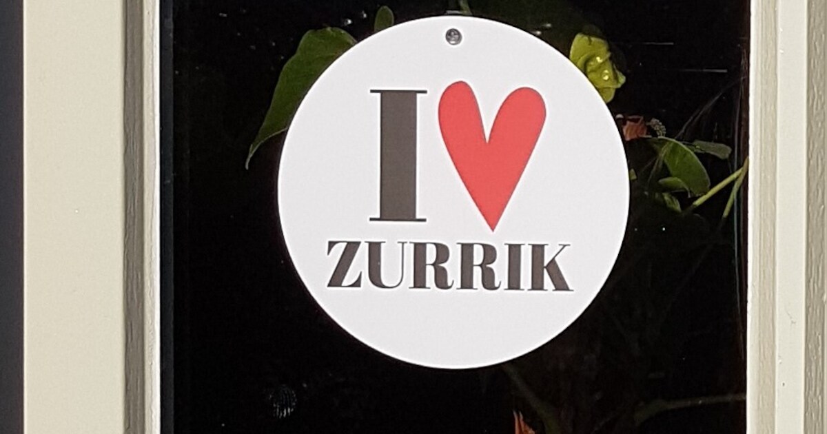 Valentijnsballonnen en I Love Zurrik sieren Soerendonk; afzender Willie, maar wie is Willie?