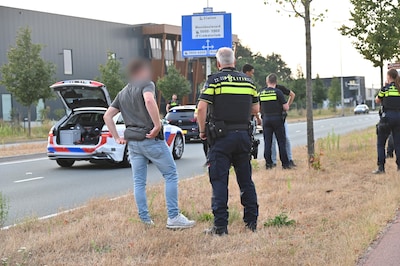 Lange politieachtervolging eindigt in Breda: gestolen auto vliegt in brand, politieauto’s beschadigd