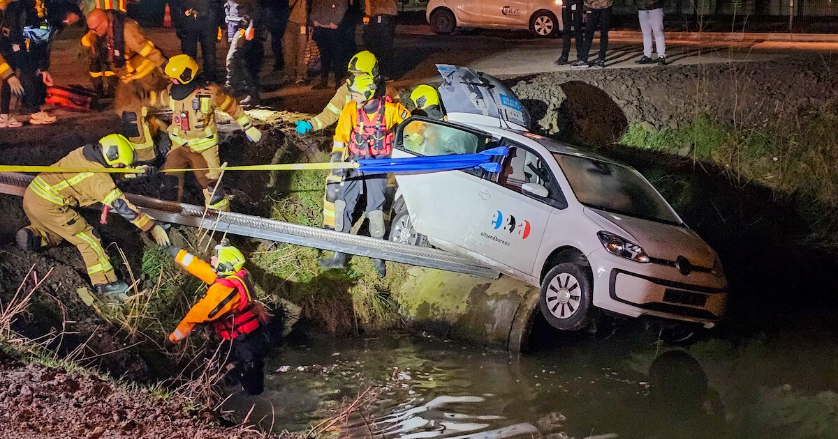 Brandweer redt drie inzittenden uit auto die bovenop rioolbuis balanceert in Puttershoek | Hoeksche 